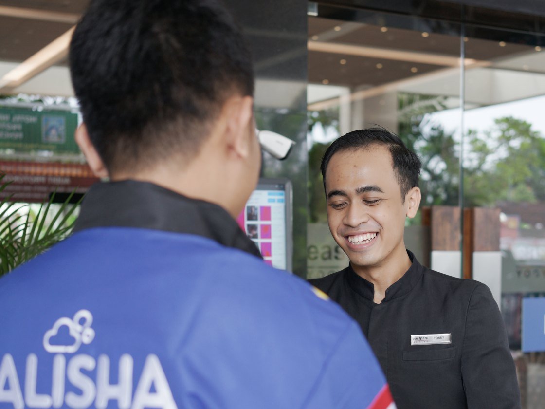 Kurir Falisha Laundry bersiap mengantar pesanan pelanggan